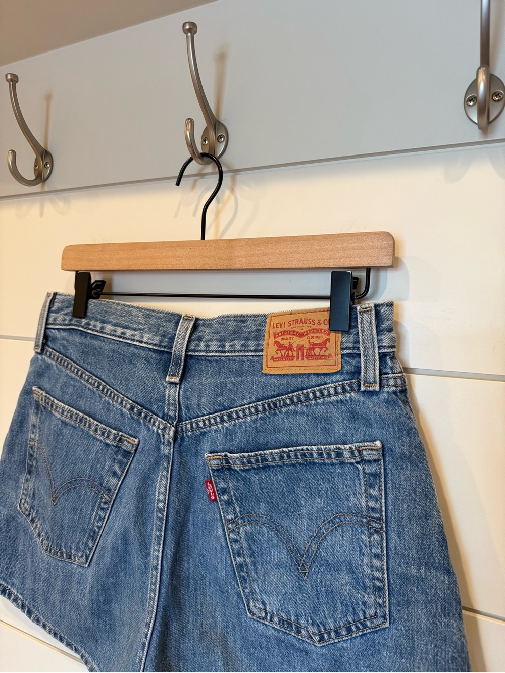 LEVIS HIGH WAISTED MOM SHORTS 29 - Picture 5 of 9